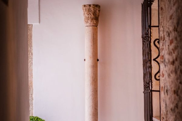 Columna con capitel califal en el acceso al Patio Museo-min